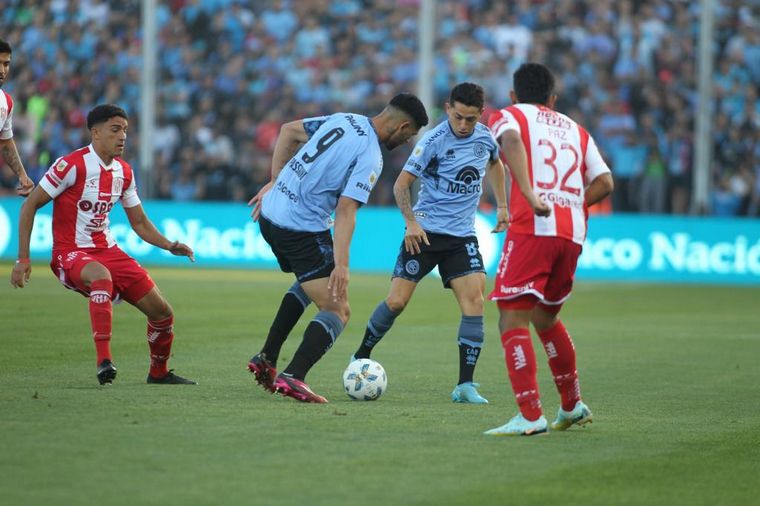 FOTO: Belgrano-Unión, un duelo disputado.