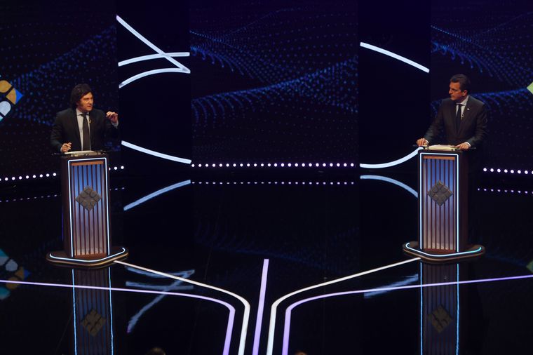 FOTO: Javier Milei y Sergio Massa, en el último debate presidencial.