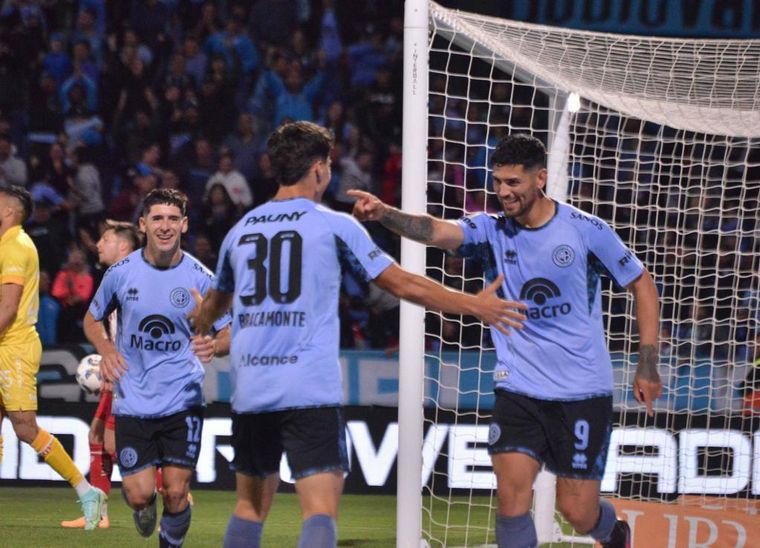 FOTO: Los jugadores de Belgrano se abrazan a un triunfazo.