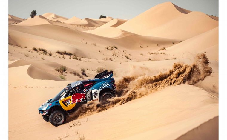 FOTO: Al Attiyah y Baumel poniéndose a punto en un escenario clave para el Dakar: las dunas