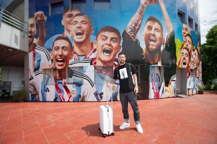FOTO: Lionel Messi, al arribar al predio de Ezeiza.
