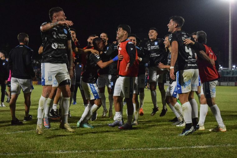 Estudiantes de Río Cuarto sueña con el ascenso (Foto: @AlicioDagatti)