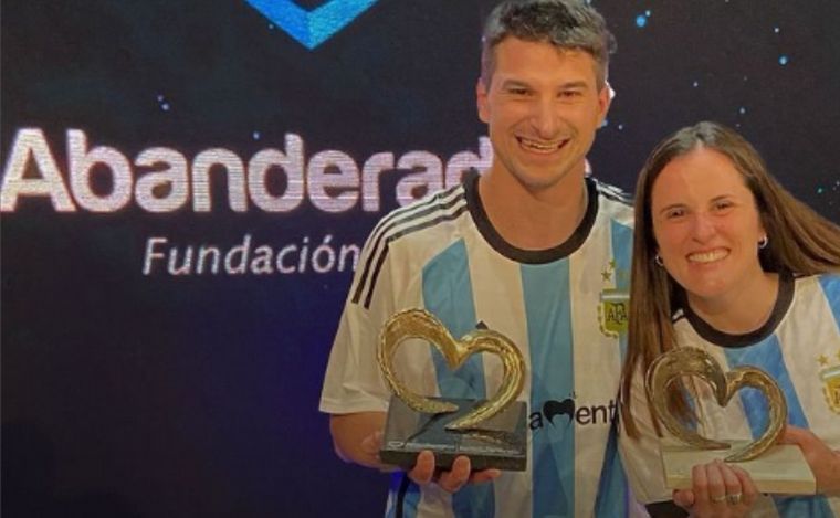 Heriberto y Sol Roccia ganan el premio Abanderados 2023 por la fundación Dignamente.