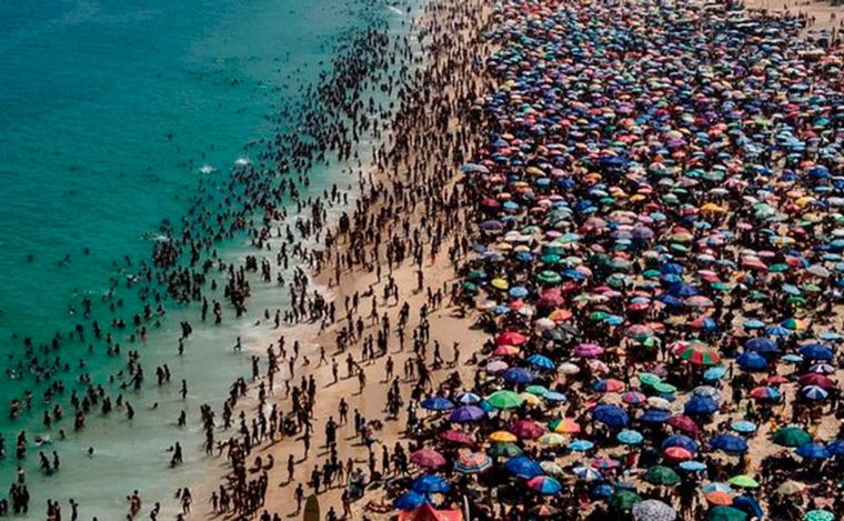 Ola de calor en Río de Janeiro: multitudes copan las playas.
