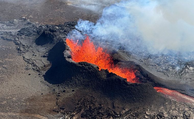 El volcán que despierta temor en los vecinos de un pueblo islandés. (Foto: Télam)