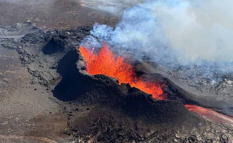 FOTO: El volcán que despierta temor en los vecinos de un pueblo islandés. (Foto: Télam)