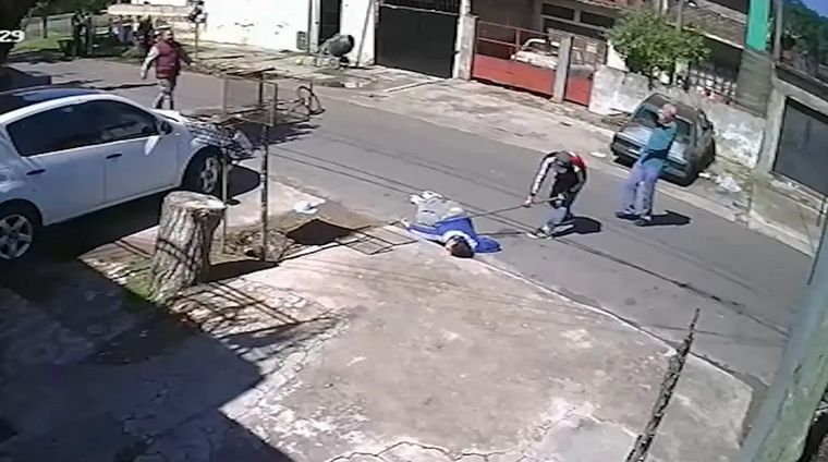 FOTO: Buenos Aires: asesinan a fierrazos en la cabeza a un hombre en una pelea vecinal