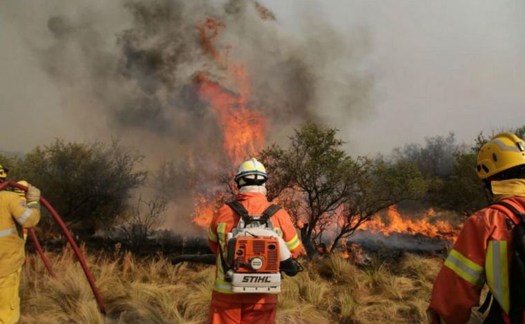 FOTO: Los efectivos luchan contra las llamas en El Durazno (archivo). 
