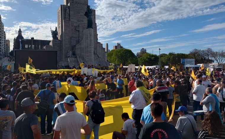 Rosario: Milei realiza un acto en el final de campaña en el Monumento a la Bandera. 