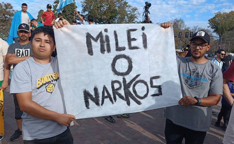 Rosario: Milei realiza un acto en el final de campaña en el Monumento a la Bandera. 