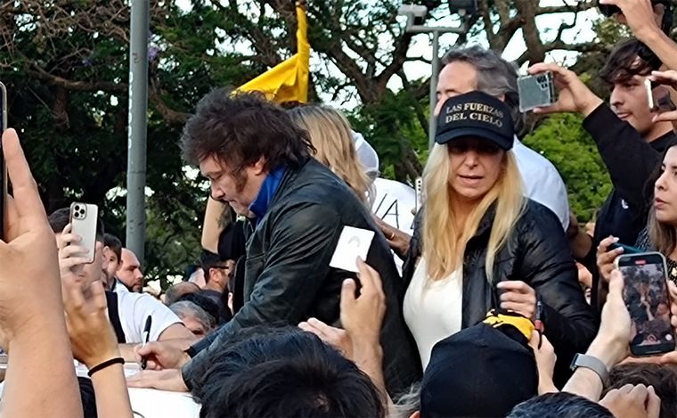Rosario: Milei realiza un acto en el final de campaña en el Monumento a la Bandera. 