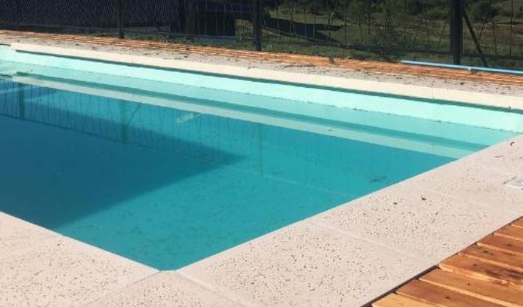 Las niñas fueron encontradas en el agua de la piscina (foto ilustrativa). 