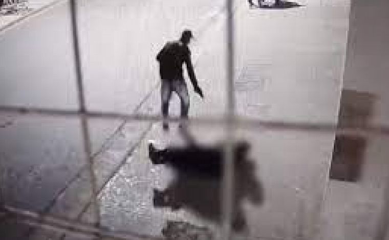 FOTO: El momento en el que el atacante ejecuta al policía.