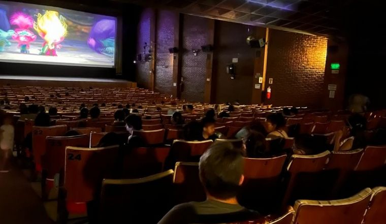 FOTO: El cine distendido para niños con autismo llegó a una sala de Jujuy