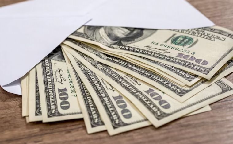 Alumnas encontraron 5 mil dólares en cuadernos donados y los devolvieron.