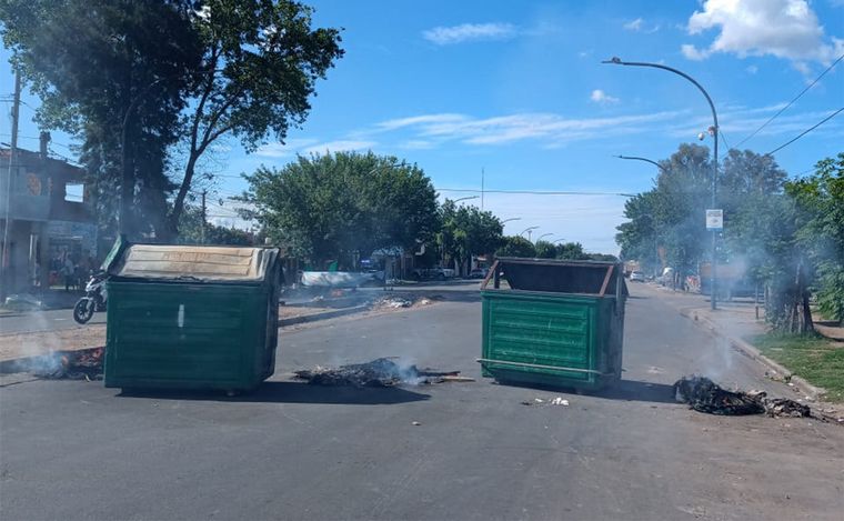 FOTO: Vecinos cortaron Avellaneda y Gaboto por la falta de energía eléctrica.