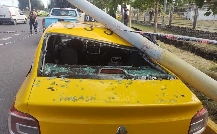 Así quedó el taxi. (Foto: Fernando Barrionuevo/Cadena 3)