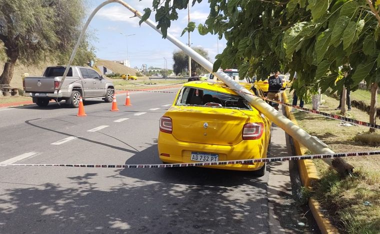 Así quedó el taxi. (Foto: Fernando Barrionuevo/Cadena 3)