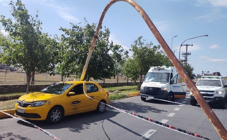 Así quedó el taxi. (Foto: Fernando Barrionuevo/Cadena 3)