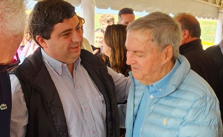 Pablo Tosolini con Schiaretti en agosto de 2023. Debió cerrar su tambo por la crisis.