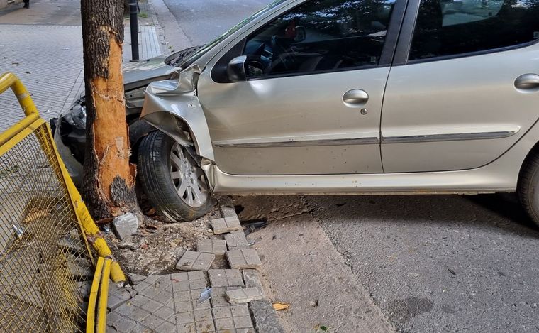 El auto quedó cruzado sobre la calle