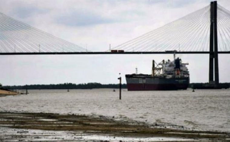 Preocupación por la crecida del Paraná y posibles impactos en infraestructura.