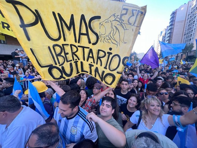 Seguidores de Javier Milei, en la previa del acto de cierre de campaña en Córdoba. 