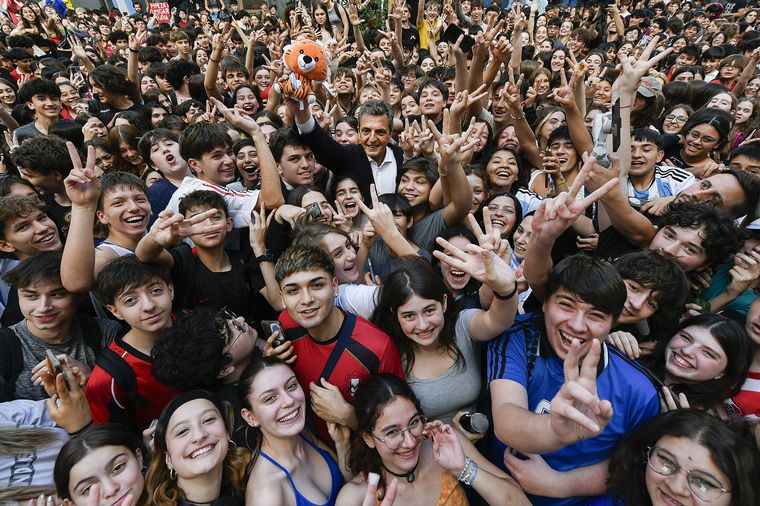 Sergio Massa cerró su campaña en el colegio Pellegrini de CABA. 
