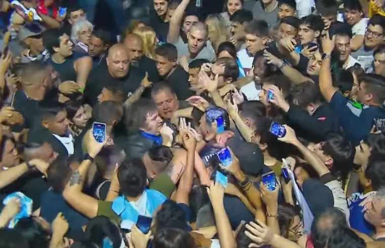 En medio de una marea humana, Milei avanza rumbo al escenario (captura de video).