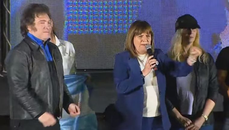 Javier Milei y Patricia Bullrich, juntos en el final de la campaña (captura).  