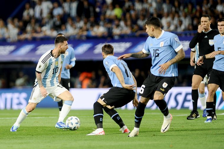 FOTO: Lionel Messi ante la marca de los uruguayos en 