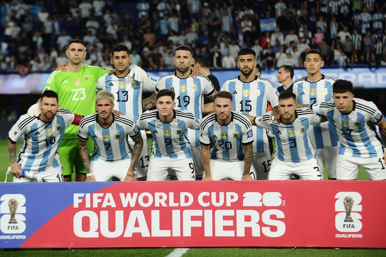 Los once titulares de la Selección argentina posando antes del partido.