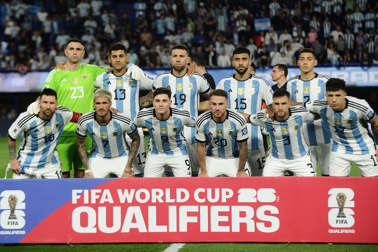 FOTO: Los once titulares de la Selección argentina posando antes del partido.
