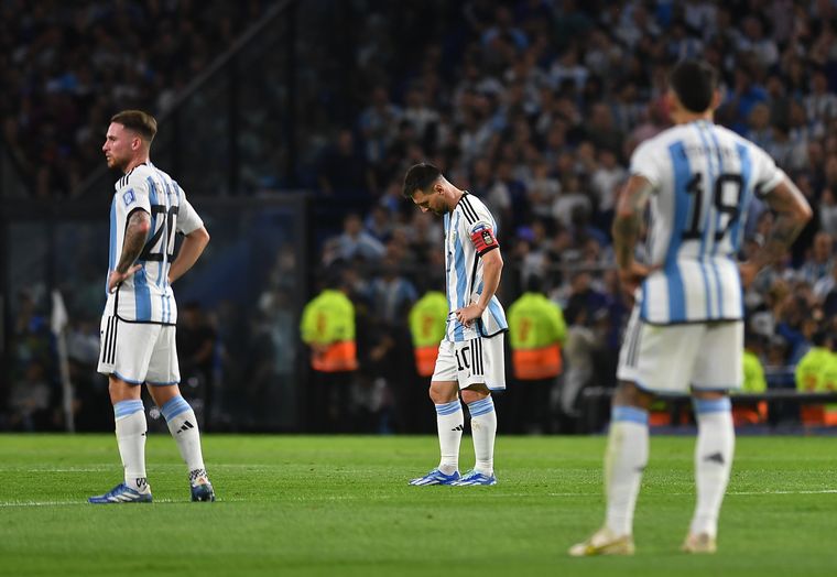 Argentina pierde largo invicto tras caer en casa contra Uruguay en la  eliminatoria al Mundial; Brasil sufre segunda derrota consecutiva