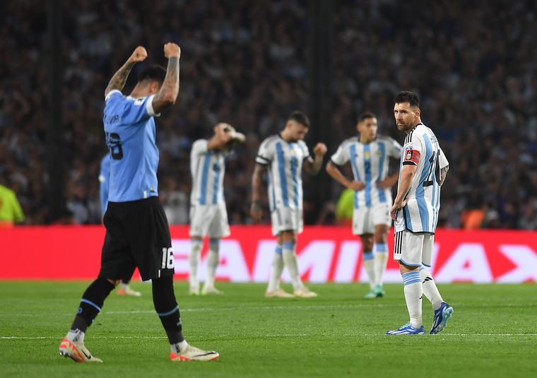 FOTO: Argentina se quedó sin invicto tras un gran triunfo de Uruguay en 