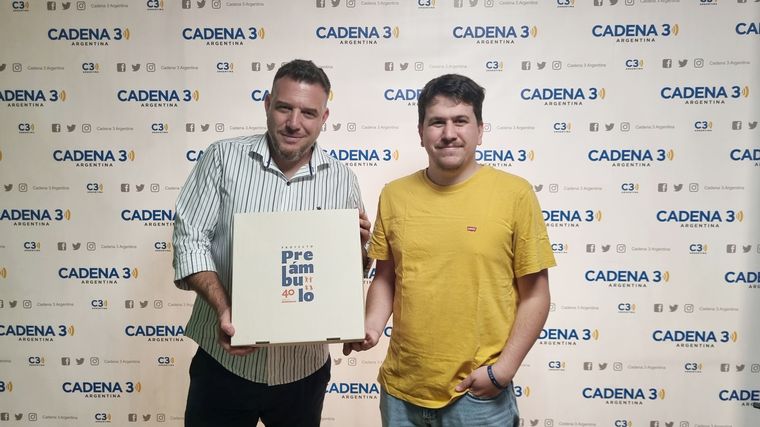 FOTO: Duarte y Mani muestran la caja que contiene actividades del Proyecto Preámbulo.