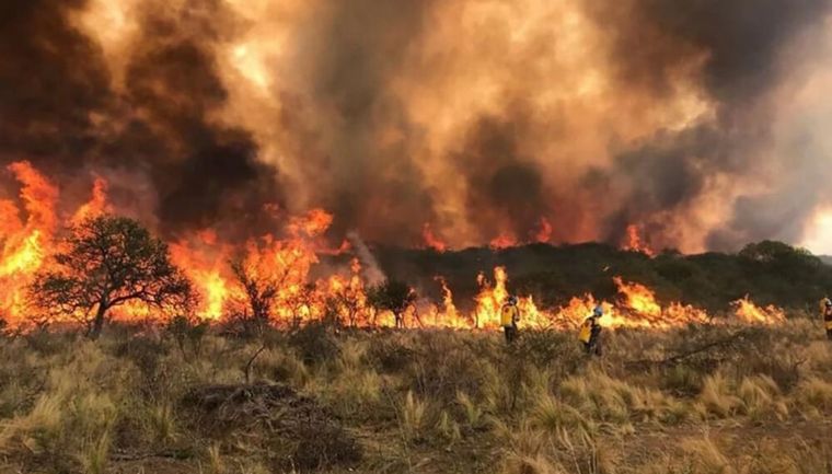 FOTO: Siguen las tareas para frenar incendios forestales en San Luis