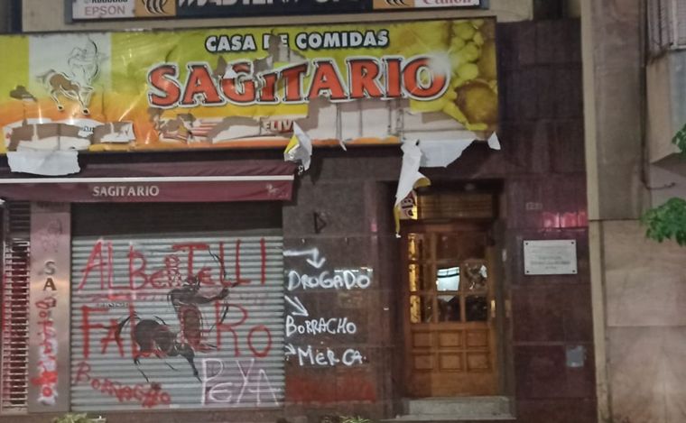 En noviembre pasado cadetes protestaron frente al comercio de Albertelli.