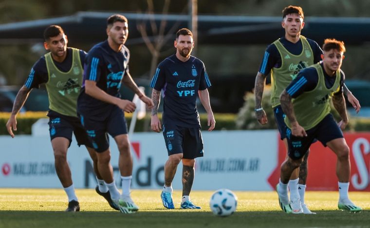 FOTO: Argentina entrenó tras la derrota ante Uruguay y piensa en Brasil (Foto: Olé).