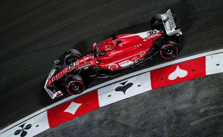 FOTO: La bolilla de la pole position, cayó el #16 rojo de Leclerc en Las Vegas