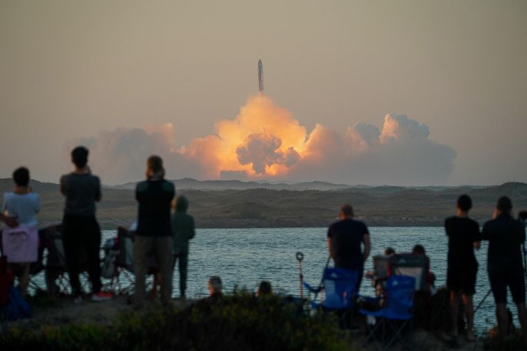 FOTO: La nave espacial no tripulada Starship de SpaceX explotó a minutos de despegar.