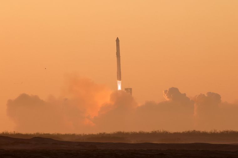 FOTO: La nave espacial no tripulada Starship de SpaceX explotó a minutos de despegar.