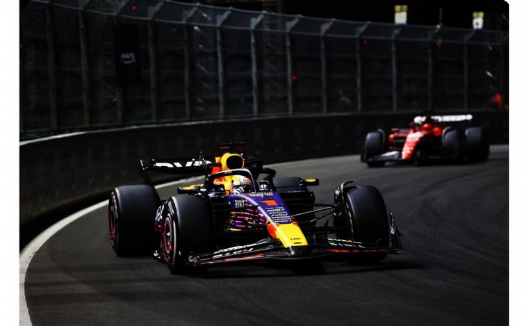 FOTO: Verstappen superó a la Ferrari de Leclerc en Las Vegas