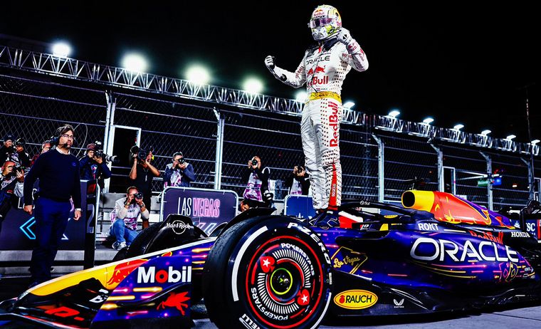 FOTO: Verstappen vence a Leclerc y Pérez en un 'Grand Prix' lleno de acción