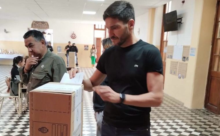 FOTO: Maximiliano Pullaro votó en la localidad de Hughes