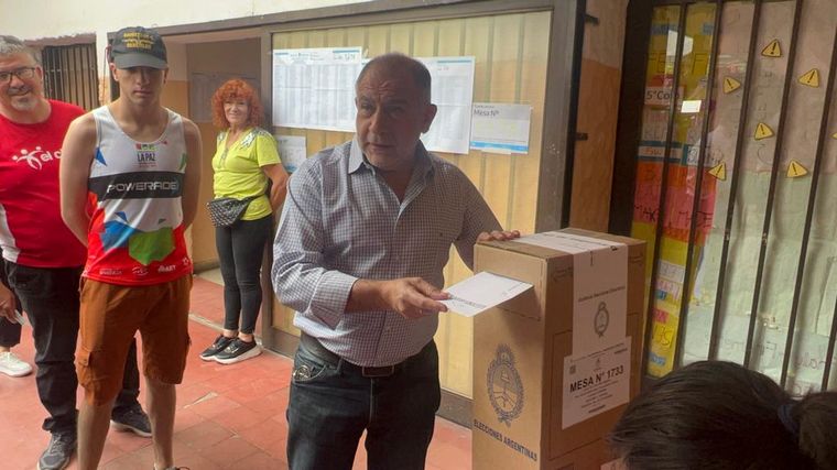 FOTO: Luis Juez votó en Córdoba.