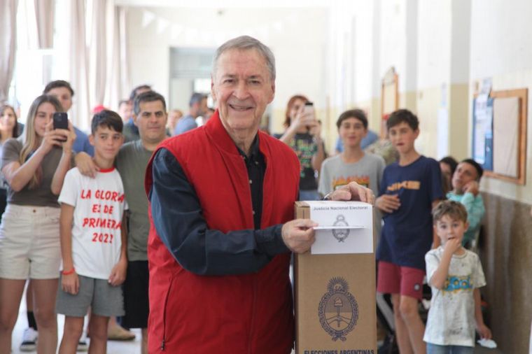 FOTO: Juan Schiaretti votó en el instituto Domingo Savio de la ciudad de Córdoba.
