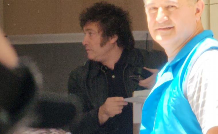 Javier Milei votó en el barrio porteño de Almagro.