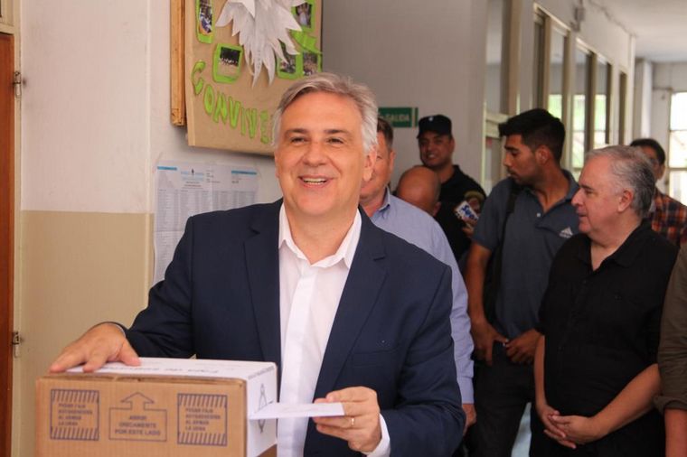Martín Llaryora votó en el colegio Santa Teresa de Jesús.