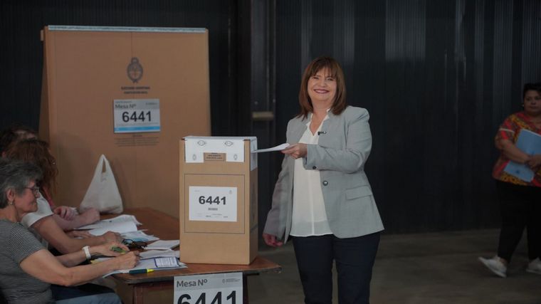 FOTO: Patricia Bullrich votó en La Rural de Palermo: 